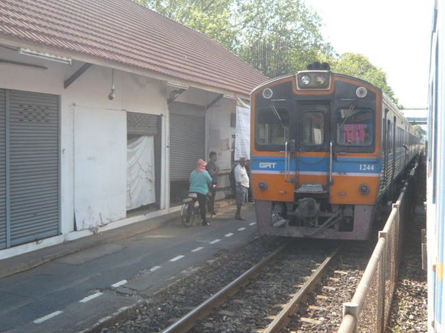 ファランポーン駅の北側の停車場における対抗線路の列車です。<br />バンスー駅の方向からやって来た列車が停車しています。<br />