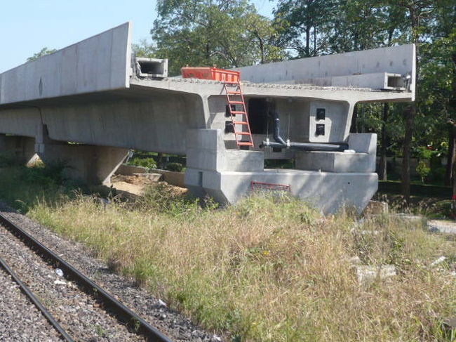 工事中のバンスー駅からの線路は、高架から、逐次、地上運行になりつつあります。
