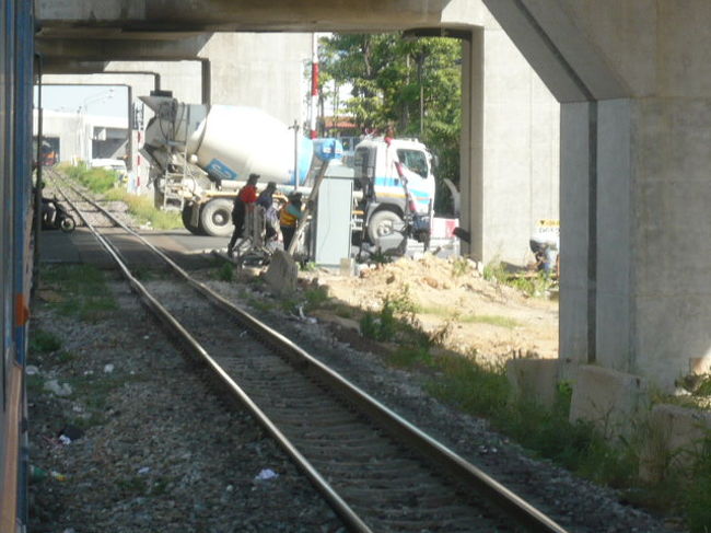 バンスー駅に近づくに従い、高架になりつつあります。