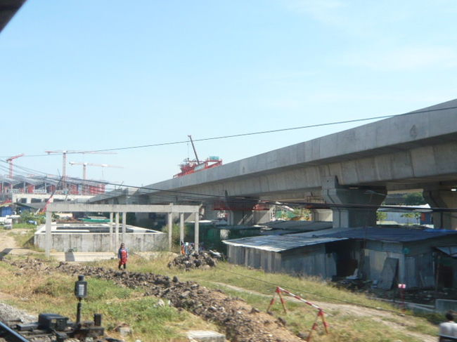 新設工事中のバンスー駅が見えてきました。