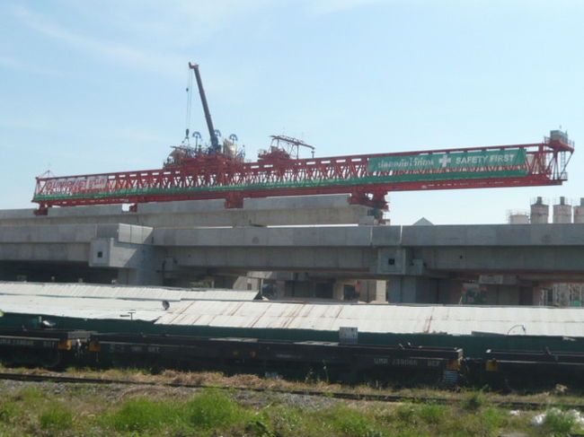 新設バンスー駅の工事の状況です。<br /><br />高架になっています。