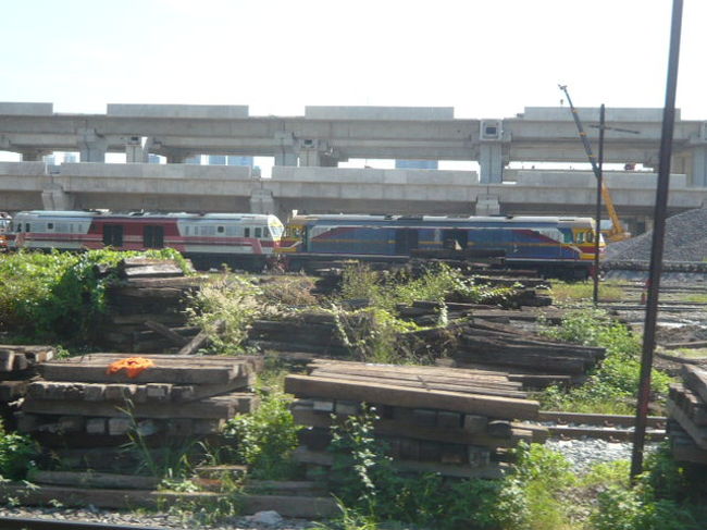 新設工事中の新バンスー駅の工事の様子です。<br /><br />手前は、在来の国鉄の車両です。