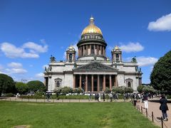 イサク聖堂（聖イサク大聖堂）。
40年の歳月をかけて1858年に完成したロシア正教の聖堂です。初代の教会はピョートル大帝によりヴァシリエフスキー島に建てられましたがその後元老院広場に移り、現在の建物は4代目です。
大変大きな教会として有名ですが、ソ連時代には宗教が弾圧され博物館として使用されました。第二次世界大戦の独ソ戦では教会の金のドームがドイツ軍の標的になるとして灰色に塗り替えられたそうです。
聖堂を囲む周囲の円柱には独ソ戦の時の弾痕がいくつも残されています。