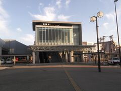 高岡駅は新幹線が通らなかった割にきれいな駅です。

同じく新幹線が通らなかった小諸駅とは大違いです。