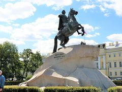元老院広場の一画にはピョートル大帝の騎馬像があります。この像はプーシキンの叙事詩「青銅の騎士」として有名になったので現在では「青銅の騎士像」と呼ばれています。
