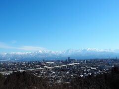 富山市中心部越しの立山連峰
呉羽山からの眺望