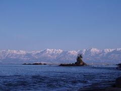 最後は高岡の雨晴へ
富山湾越しの立山連峰
海抜0メートルから3000メートル級の山脈を海越しに見えるのは、調査の結果、世界でもココだけとのこと。