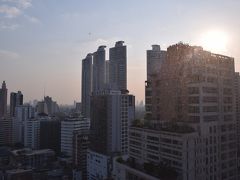 ホテルで一休み後、夕日が眩しい時間になりました。今日のバンコクは一日快晴でした。

夕食を兼ねてちょっと行ってみたいところに。