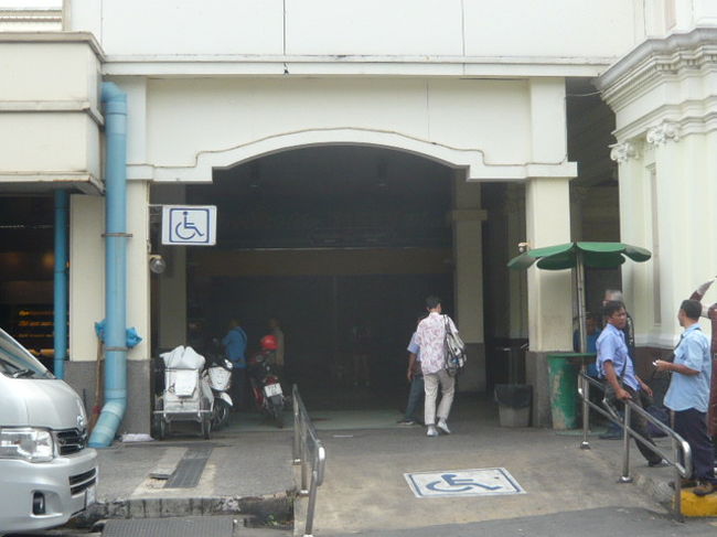 地下鉄のファランポーン駅から国鉄ファランポーン駅への通路です。