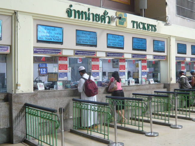 乗車券は、切符売り場で購入します。<br /><br />料金は、とても安いです。