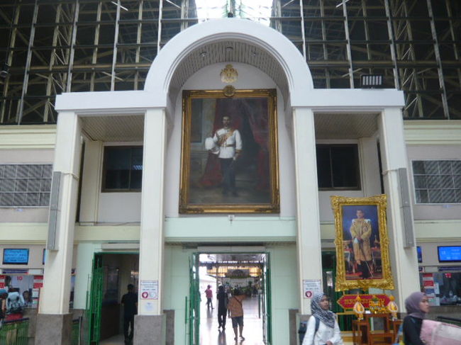 鉄道の創設者ラーマ５世の肖像画が中央上部に、右にラーマ１０世の肖像画が掲げられています。