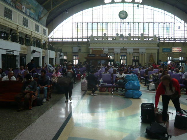 国鉄ファランポーン駅の待合室の様子です。<br /><br />一時、取り外されていた座席が、元通りに設置されています。