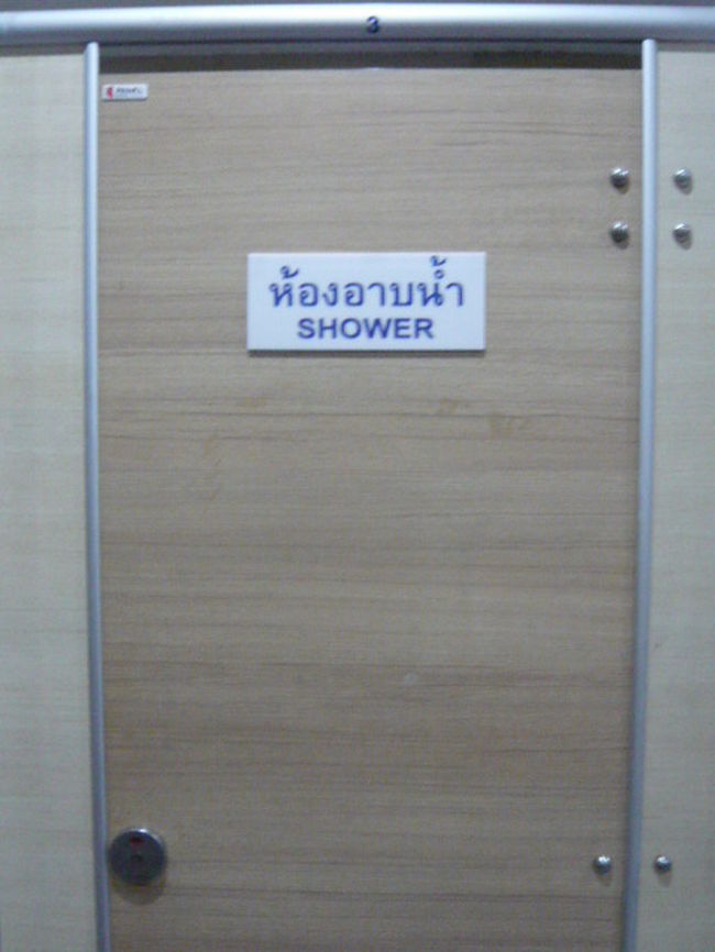 シャワー区画のドアーです。<br /><br />使用中の様子です。