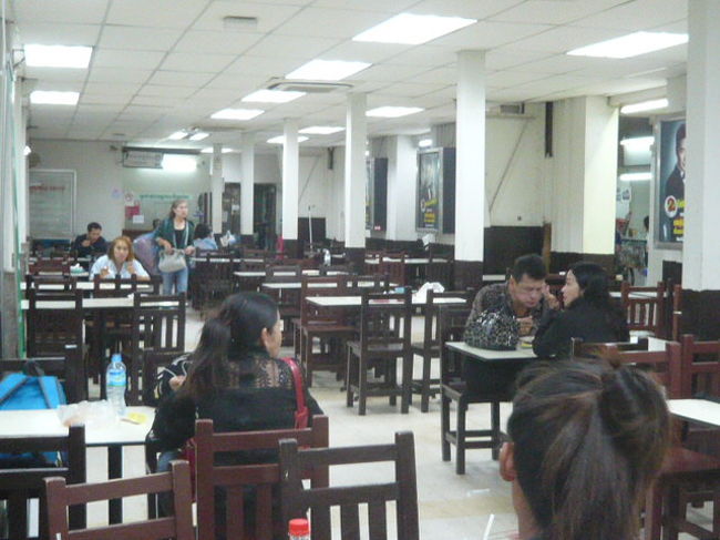 ファランポーン駅の食堂の内部です。<br /><br />朝の１０時前ですので、比較的すいている時間帯です。