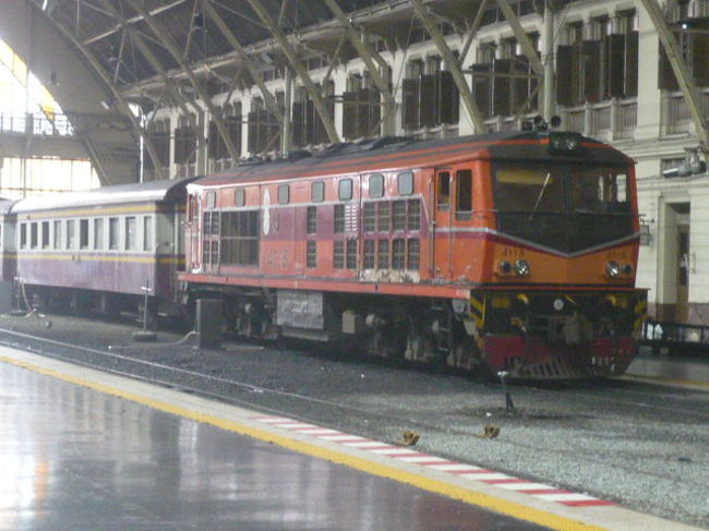 ファランポーン駅のホームに入線中の列車です。