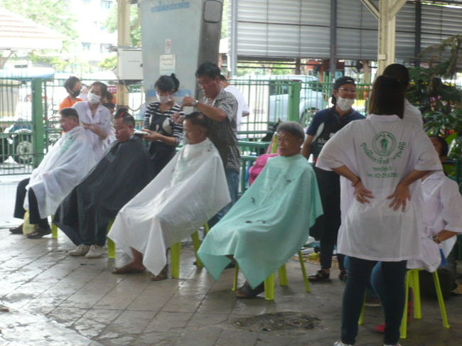 ホームの南側には、散髪コーナーができていました。<br /><br />半年前には、ありませんでした。