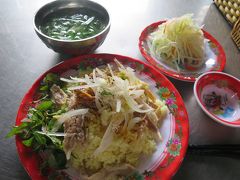 コムガー　35,000ドン（≒170円）
鶏の炊き込みご飯。スープ付き。
たっぷりの野菜や香草と一緒にいただきます。
あっさりヘルシーで美味しゅうございました。