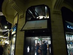 《MONCLER モンクレール》

５年前も入場制限の列に並んだ記憶があるが、今夜も変わらず入場制限をしていた。
モンクレに着いたとメールを入れたらお嬢が店員と一緒に迎えに来てくれて、特別に入れてくれた。
