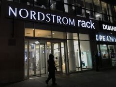 続いて隣にあるNORDSTROM rack（ノードストローム ラック）へ
72st.のBloomingdalesのアウトレットと同様に高級百貨店のアウトレット


