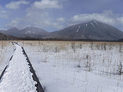 戦場ヶ原に出ました。この時期なのに雪が少ないわー。
ガスがだいぶ取れてきて山が見えるようになりました。