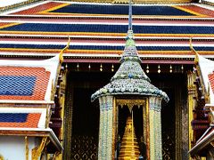 ワットプラケオ

王宮の敷地には様々な建物がある。
まずはタイで最も格式の高い王室専用寺院として建てられたワットプラケオの入り口から入ると仙人像がいらっしゃ～い！とお出迎え（笑）
ワットプラケオはバンコク三大寺院の一つで、タイで最も格式の高い寺院。