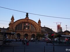 早朝のフランクフルト中央駅。
土曜朝なので閑散としています。