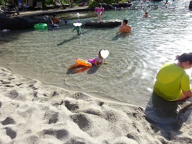 午後は再びホテルに戻ってプールでのんびり。<br /><br />こちらはビーチではなくホテルのプールにある砂浜です。