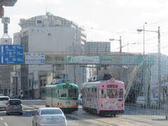 とさでんの路面電車と頻繁にすれ違います。