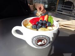 ステーション内にあるアイランドビンテージコーヒーでアサイボウルを食べました。
ホノルルと違って全く混んでいませんでした。
お腹いっぱいでも食べれちゃう美味しさです。