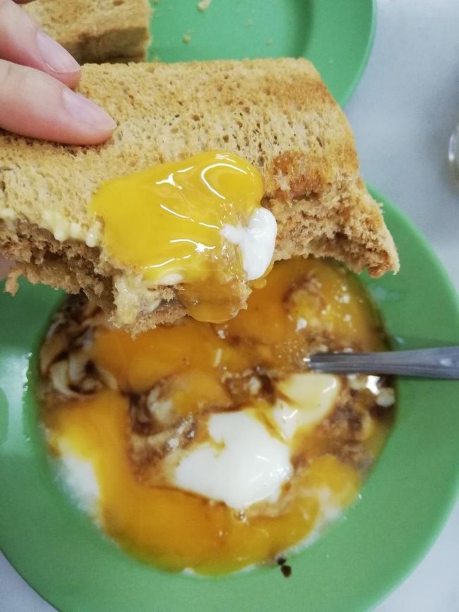 食べてると、スタッフのお兄さんが「それ、パンは4組あるんやで」って感じでジェスチャーしてきた。なるほど、私2組ずつ重ねて食べてたのか。<br />1組ずつ食べてみる。…自分は重ねて食べた方が好みっす　笑　まぁ食べ方は自由。<br /><br />卵は2個もあるし、総カロリー考えると怖いけど<br />カロリーは熱に弱いらしいので0と唱える。<br />