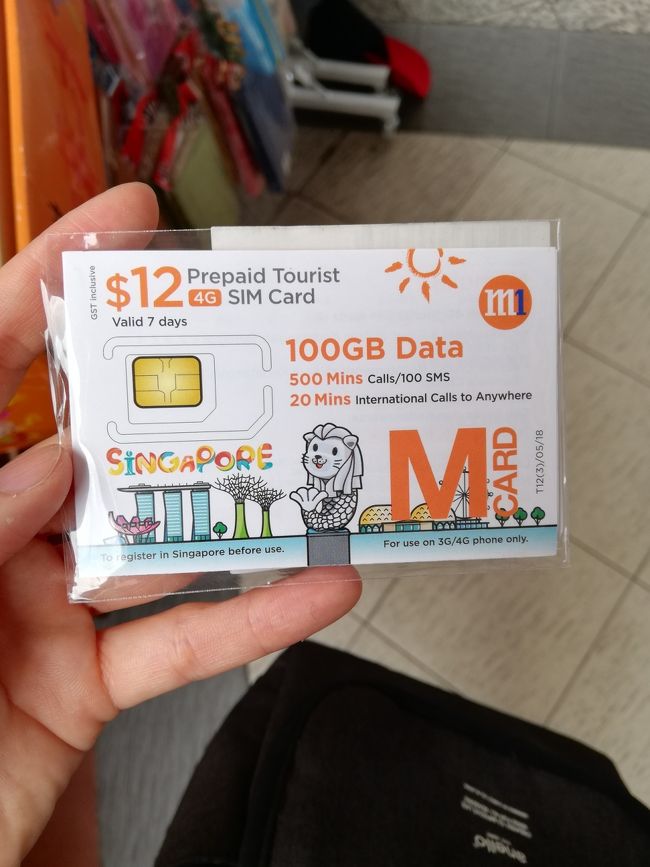 スターハブのは売り切れということで、同じ料金＆プランのM１のカード購入。１2SD＝約990円。<br />空港カウンターとかとは違い、差し替えとか設定は自分でやる模様。<br />ピアスで開けてっと。…うーん設定どうやるんだろう。自分でやったことない。<br />レジのお兄さんに「すみません、設定できます？」ときいたら、慣れてなさそうだったけどやってくれた。「繋がるか試してみて」と丁寧に対応してくれた。ありがとうございます！<br />