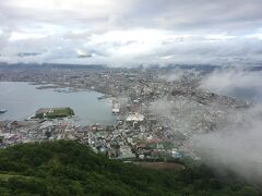 ロープウェイに乗って、、、
函館山に登ってきました！
雲がかかっているけどいい眺め！
