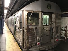 ホテルを出て、地下鉄で
Times Square ? 42nd Street / Port Authority Bus Terminal（タイムズ・スクエア-42丁目/ポート・オーソリティ・バスターミナル）駅へ