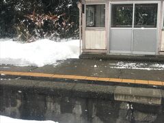 上牧駅です。終点の水上駅に近づいてきました。

ホーム上の待合室付近は綺麗に除雪されていましたが、ホームの使用していない部分は雪が積もっていました。