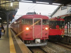 七尾駅から金沢駅までは七尾線に乗車。
輪島塗をイメージした赤一色の列車でした。
右側にちょこっと見えるのは特急列車の花嫁のれん号。