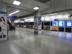 マッカサン駅から、MRTのペッチャブリー駅へ乗り換え。スクンビット駅を目指します。