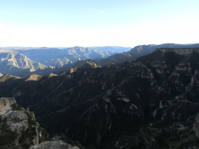 もうすぐ夕暮れ。傾いた太陽が深い影をつくっています。<br />幾重にも重なる山並み。<br /><br />tanupamさん撮影