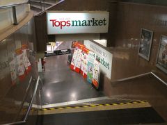 そのままアソークにあるトップスマーケットへ。
夕食の調達です。
いつもここのフードコートでパッタイやプーパッポンカレーをテイクアウトするのですが、今回はフードコートの閉店ギリギリだったため作ってもらうことができず、最後まで開いていた１店舗でようやく調達することができました。