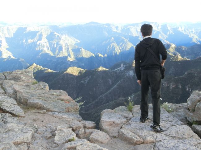 怖い怖いと言いながら、のぞき込むtanupamさん。<br /><br />tanupamさんカメラ。撮影＝私。