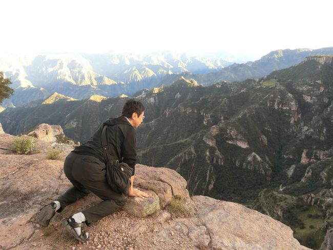 本当にこの峡谷は深いねぇ～とtanupamさん。<br /><br />tanupamさんカメラ。撮影＝私。