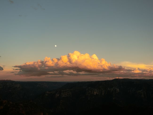 夕方の外乗はどうかなあと思ってましたが、傾いた太陽がつくる影が美しく、なかなか良かったです。<br />ホテルの前から、<br /><br />tanupamさん撮影