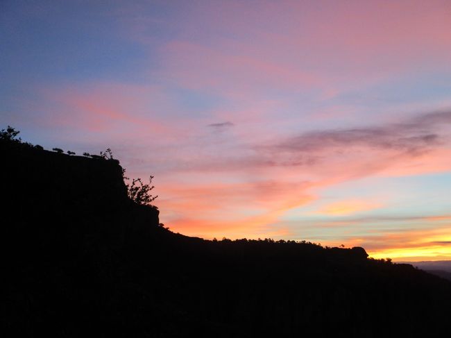 チワワ行のバスは７時半にホテルの前から出発だというので、コーヒーだけさくっと飲んで・・・