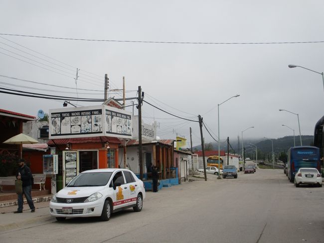 銅峡谷（Barranca del Cobre）の観光拠点のクリールの町並。