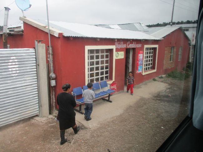 ディビサデロ～チワワは５時間強。<br />クリールを出ると、このような小さな町のバスターミナル（？）に寄りながら、快調に走って行きます。