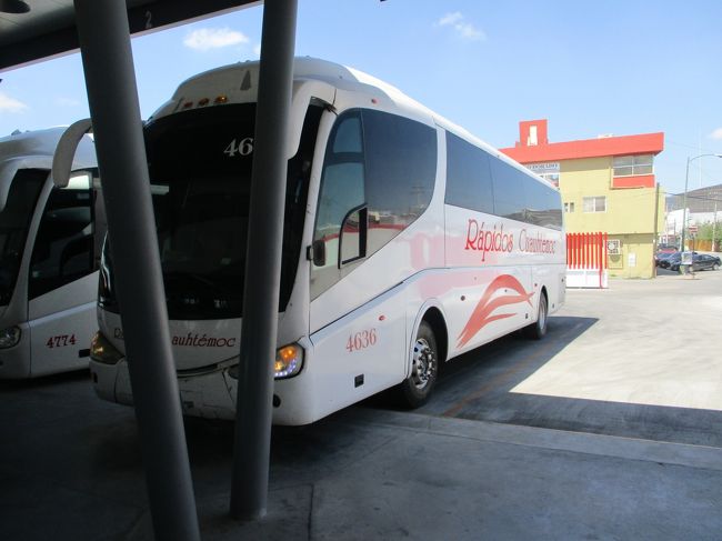 チワワの街に入って、沿道で乗客を降ろしながら走ってきたバスは、大きめのターミナルにピットインしました。<br />うん？　ここは旧市街に近いかも・・・。<br />ここで降りた方が良さそうです。運転手さんにここの位置を確認して下車しました。<br />（バスは最終的に、郊外の中央バスターミナルまで行きます。）