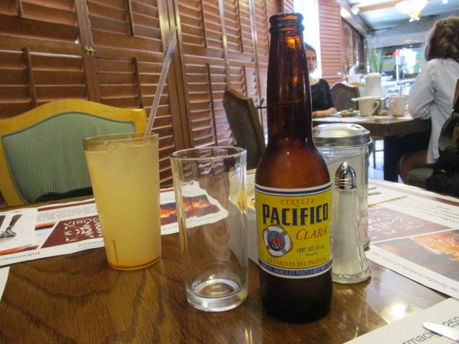 Palacio del Sol に戻って来ました。<br />ホテルのレストランで昼食にします。<br />ビールとレモネード（！）で・・・<br />