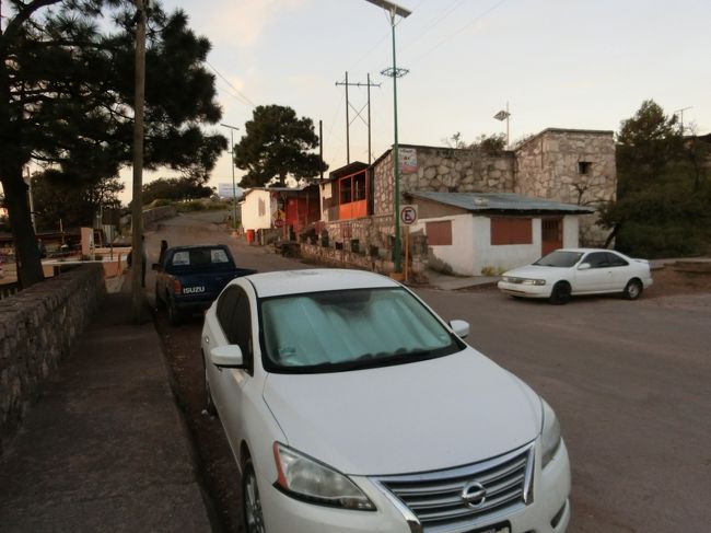 この辺にバスが来ると言われたので、ぼーっと待ちます。<br />同じホテルに宿泊していたメキシコ人カップルも、同じバスでチワワへに戻るということで、４人でぼ～っと。<br /><br />tanupamさん撮影