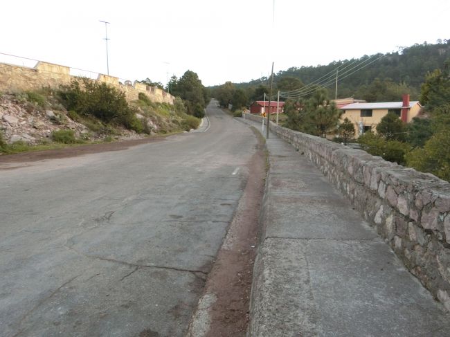 案内版も屋根もないのよ。<br />今日は大丈夫ですが、雨が降っていたらどうすれば良いの？<br /><br />tanupamさん撮影