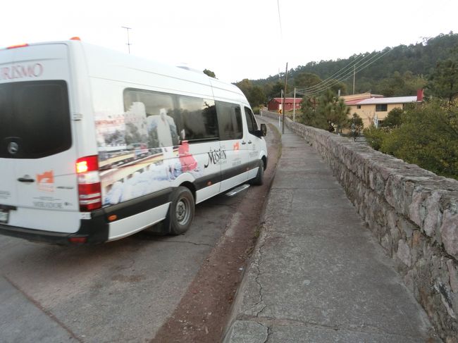 このバンからアメリカからの観光客が降りてきました。<br />彼らも、ここから大型バスでチワワに向かうとのこと。<br />・・・私たちと一緒ですね～って話をしていたのですが、７時２０分に大型のツアーバスが彼らをピックアップして行ってしまいました。<br /><br />tanupamさん撮影