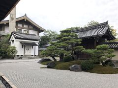 翌朝は東寺へ。ここも初。
京都駅で荷物をロッカーに預け、バスターミナルに向かったらすっごい人だかりでした。大手は金閣寺。みんな好きだねえ。
簡易販売所があり、悩みましたが1日券を買ってしまいました（結果として往復のみの利用になったので元が取れませんでした）